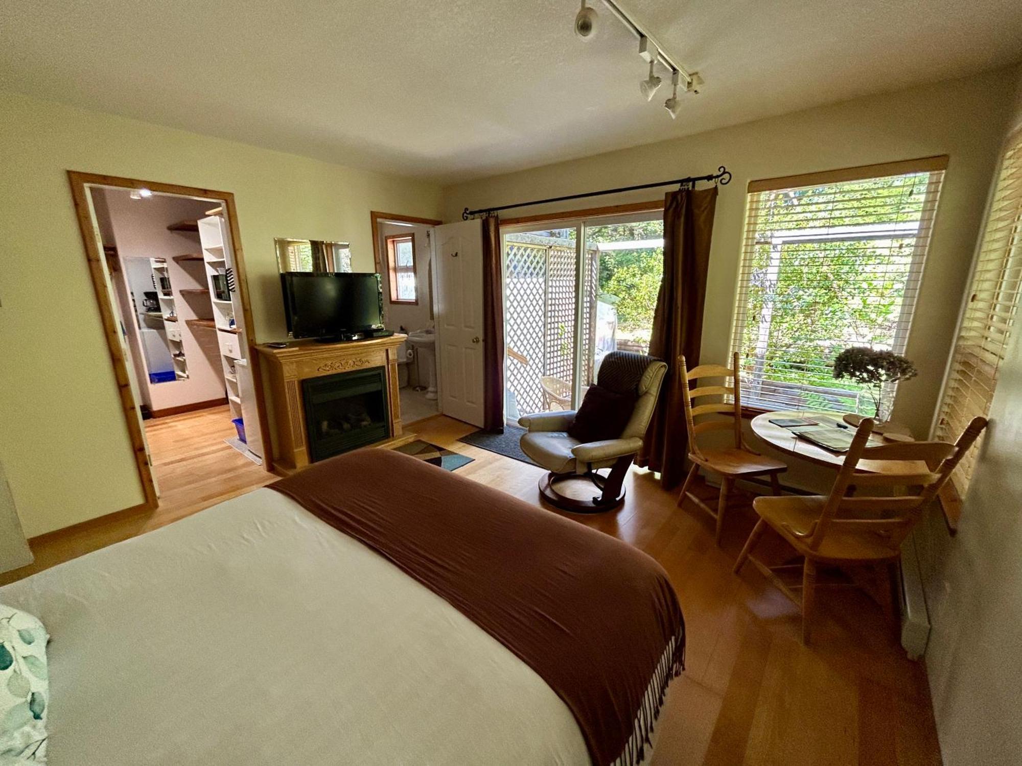 Cobble Wood And Bird Sanctuary Guest Houses Tofino Kültér fotó